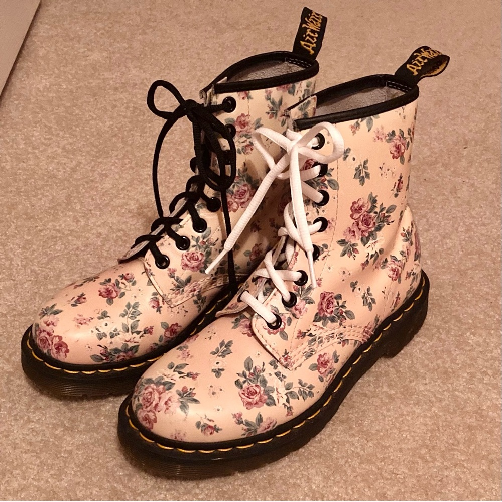 (Rare) blush floral dr martens